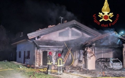 Incendio in una villetta a Limana: auto distrutta nel garage, quattro persone evacuate