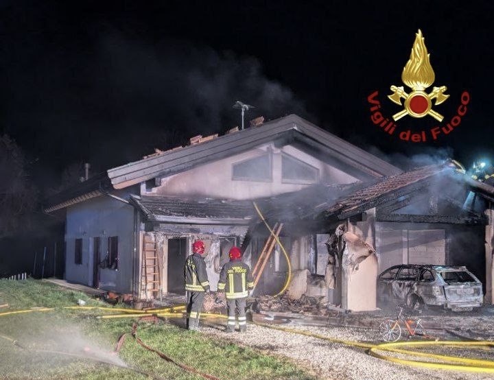 Incendio in una villetta a Limana: auto distrutta nel garage, quattro persone evacuate