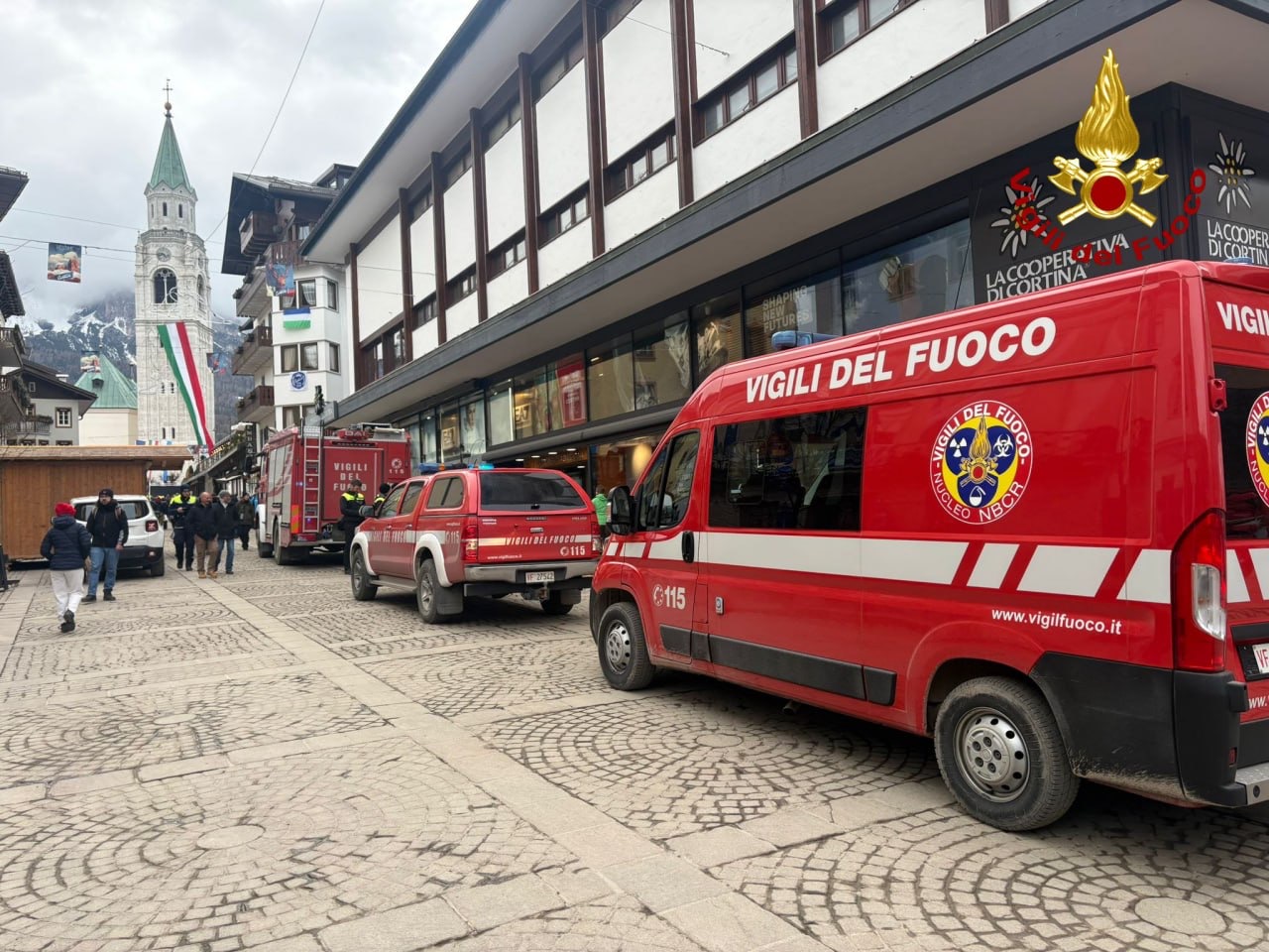 Bruciore alla gola tra i clienti: scatta l’allarme in un negozio a Cortina
