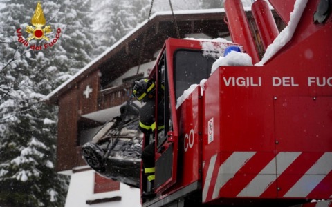 Cortina, auto precipita dalla strada e si schianta contro un’abitazione