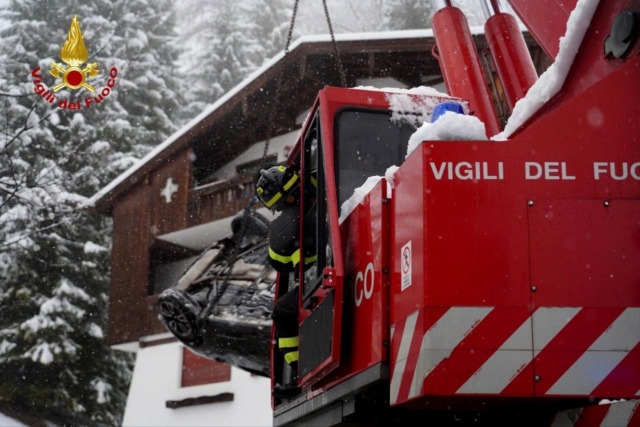 Cortina, auto precipita dalla strada e si schianta contro un’abitazione