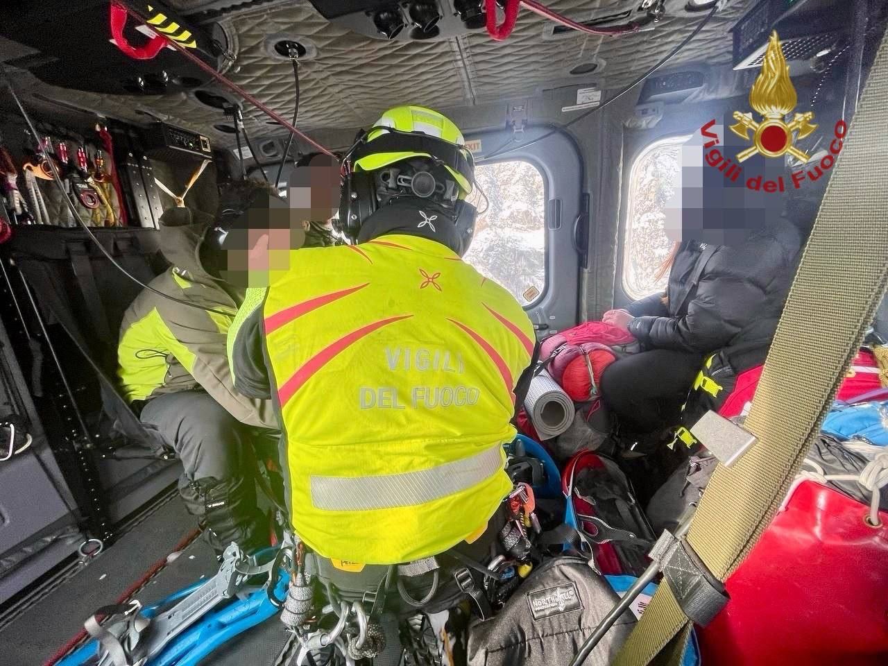 Escursionisti bloccati dalla neve a Taibon Agordino: recuperati in elicottero dai vigili del fuoco