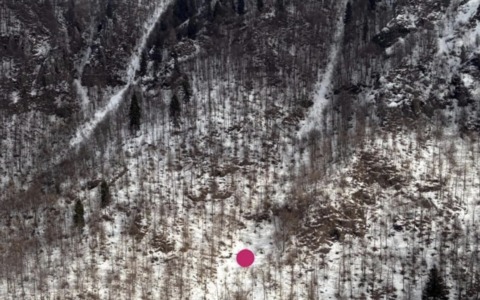 Grappa, escursionista scivola per 250 metri nel canale innevato e muore