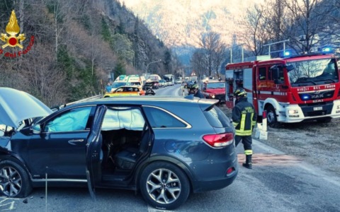 Schianto sull’Agordina ad Alleghe: due auto coinvolte, strada chiusa per ore
