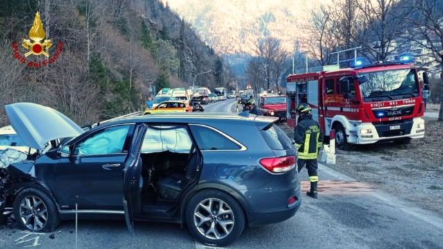 Schianto sull’Agordina ad Alleghe: due auto coinvolte, strada chiusa per ore