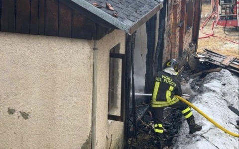 Fiamme in casa a Borca di Cadore: salvati uomo e cane, edificio inagibile