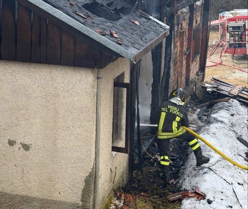 Fiamme in casa a Borca di Cadore: salvati uomo e cane, edificio inagibile