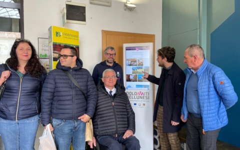 Un totem digitale per scoprire Belluno e le Dolomiti: informazioni a portata di touch