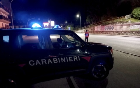 Furti nella notte, poi la fuga: inseguimento da film termina nel bosco