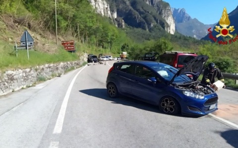 Scontro tra due auto lungo la Sr 203 Agordina