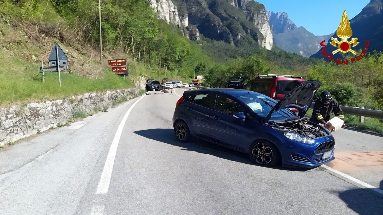 Scontro tra due auto lungo la Sr 203 Agordina