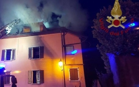 Incendio in una casa a Fonzaso, fiamme nella mansarda di un’abitazione a tre piani