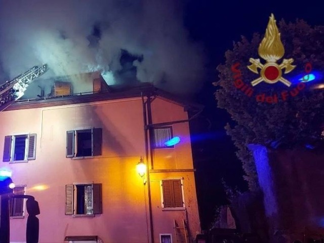 Incendio in una casa a Fonzaso, fiamme nella mansarda di un’abitazione a tre piani