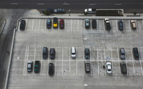 Goditi il tuo viaggio in una delle città più affascinanti al mondo senza preoccuparti del parcheggio auto