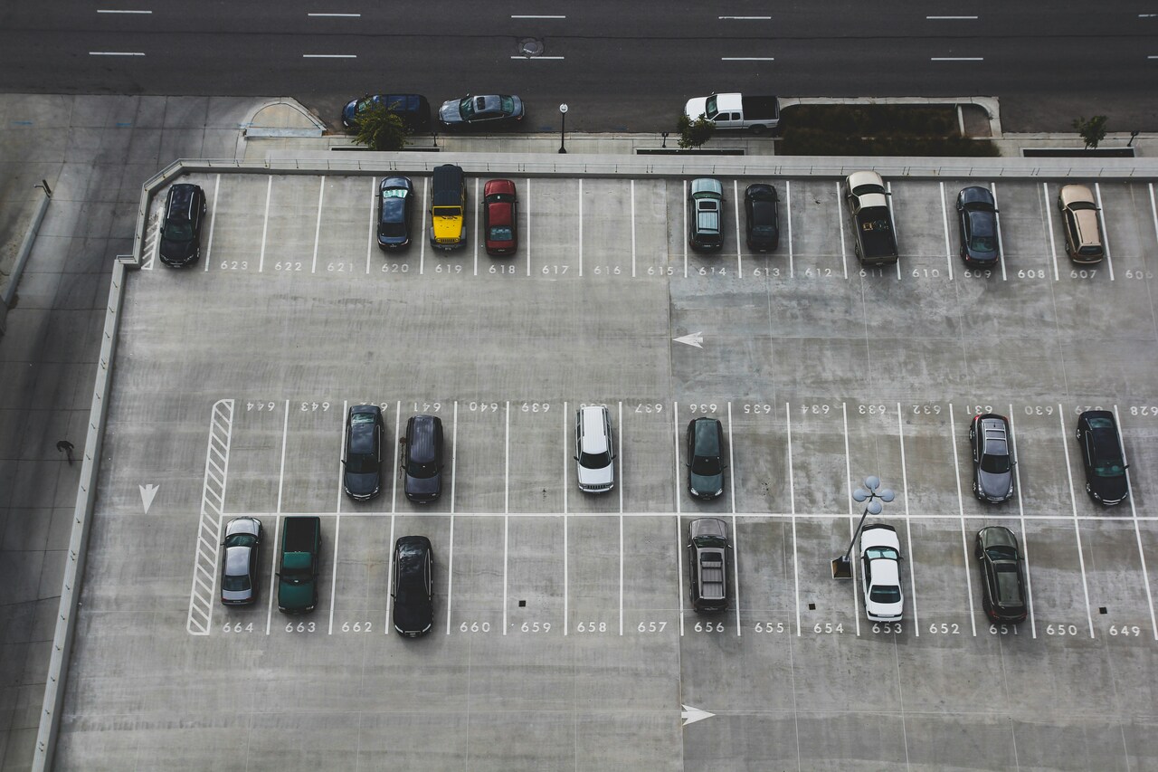 Goditi il tuo viaggio in una delle città più affascinanti al mondo senza preoccuparti del parcheggio auto